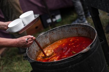 Geleneksel Macar bograch kebabı, açık ateşte pişirilmiş et, sebze ve baharatlarla dolu doyurucu bir güveç sergiliyor.. 
