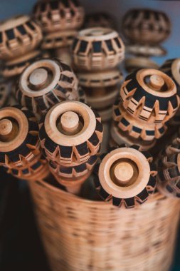 Meksika usulü sıcak çikolata yapımında kullanılan geleneksel molinillo seti.