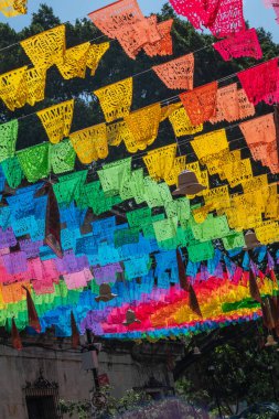 Oaxaca City, Meksika 'da asılı renkli papel picado süslemeleri
