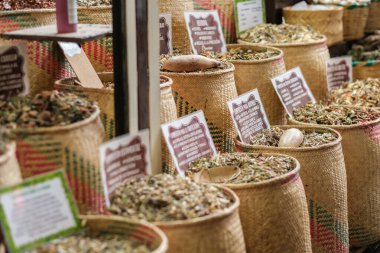 Meksika Oaxaca, Meksika 'da bir markette poşetlerde Meksika bitkisel çaylarının kırsal görüntüsü.