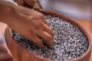 Oaxaca 'da düzgünce dizilmiş çeşitli geleneksel Teotitlan halılarının çarpıcı bir gösterisi.