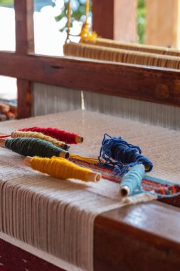 Oaxaca 'da düzgünce dizilmiş çeşitli geleneksel Teotitlan halılarının çarpıcı bir gösterisi.