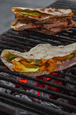 Flor de Calabaza 'nın (kabak çiçekleri) Meksika' da bir markette kızartıldığı taze yapılmış quesadilla 'nın yakın çekimi.