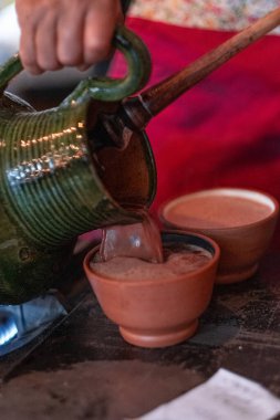 Geleneksel Oaxaca çikolatası yapma süreci