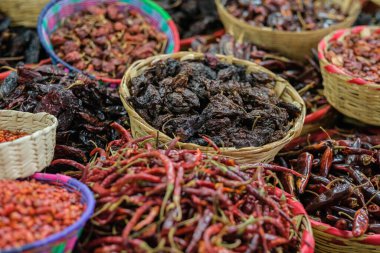 Meksika, Oaxaca 'daki bir markette sepetlere yerleştirilmiş canlı bir Meksika biberi gösterisi.