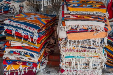 Oaxaca 'da düzgünce dizilmiş çeşitli geleneksel Teotitlan halılarının çarpıcı bir gösterisi.