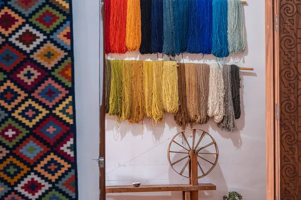 Teotitlan Oaxaca 'da sanatsal halı ya da kaset yapma sürecine yakın çekim