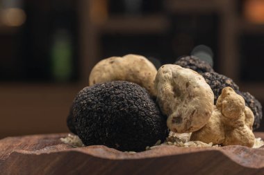 Tahta tabakta Taze Siyah ve Beyaz Mantarlar