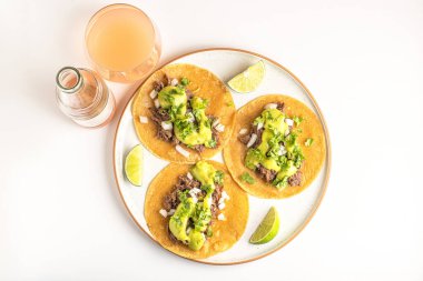 Avokado soslu Barbacoa Etli Taco ve Guava Meyve Suyu, yukarıdan manzara