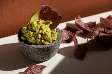 Mavi mısır ve tortilla cipsi ile guacamole porsiyonu 