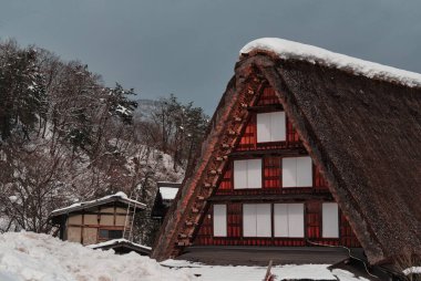 Kışın Gokayama ve Shirakawa 'da Karla Kaplanmış Gu Stili Evler
