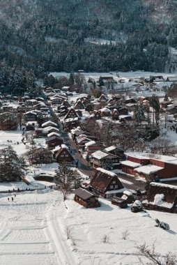 Kışın Gokayama ve Shirakawa 'da Karla Kaplanmış Gu Stili Evler