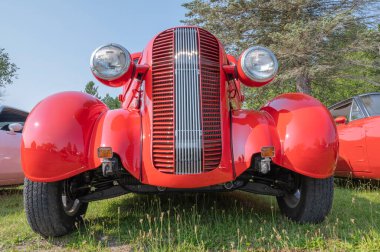 St. Joseph 's Island Ontario' daki Hilton Beach Ontario klasik araba fuarında parlak kırmızı bir vintage kamyon.