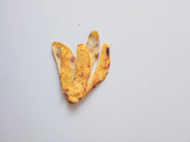 Muz kabuğu beyaz arka planda izole edilmiş. Beyaz arka planda sarı muz kabuğu. Muz kabuğu insanlar üzerine basarsa kazaya neden olur.