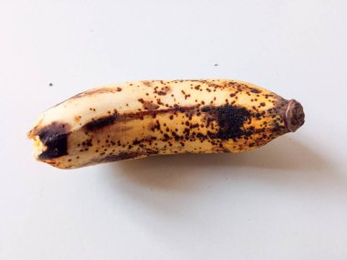 Köy tahtasında olgunlaşmış tatlı muz demeti