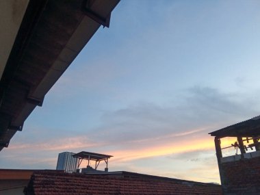 Gün batımından önce gökyüzünün atmosferi