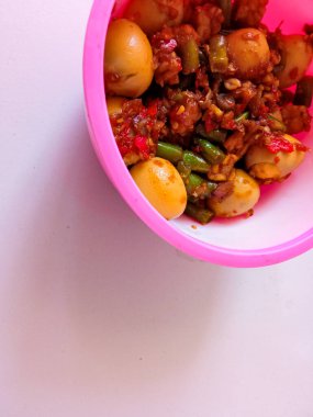 Bir kase balado bıldırcın yumurtası ve Tempeh yemeye hazır.