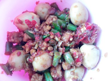 Bir kase balado bıldırcın yumurtası ve Tempeh yemeye hazır.