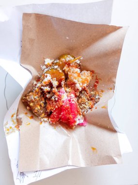 Geleneksel Java atıştırmalıkları, lupis, cenil ve yağlı kağıda sarılmış yapışkan pirinç.