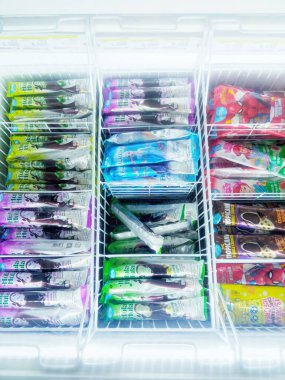 Surabaya, 24 Temmuz 2024. Dondurma bir süpermarketin dondurucusunda dizilmiş.