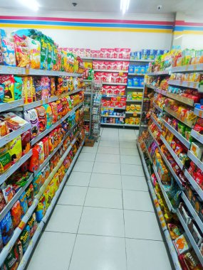 Surabaya, 24 Temmuz 2024. Süpermarkette mallar