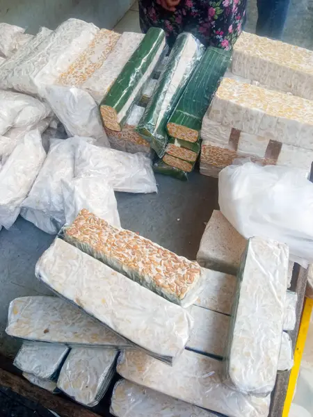 Manavda çeşitli ambalajlarda fırtına yığınları