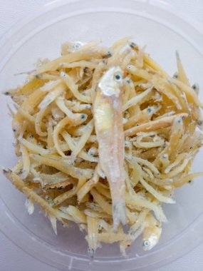 Bir fincan protein kaynağında marine edilmiş balık. Beyazın üzerinde izole edilmiş.