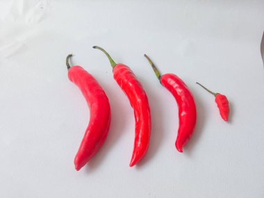 Büyük kırmızı biber beyaz üzerine izole edilmiş.