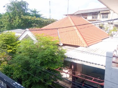 Çatı. kil çatı kiremitleri