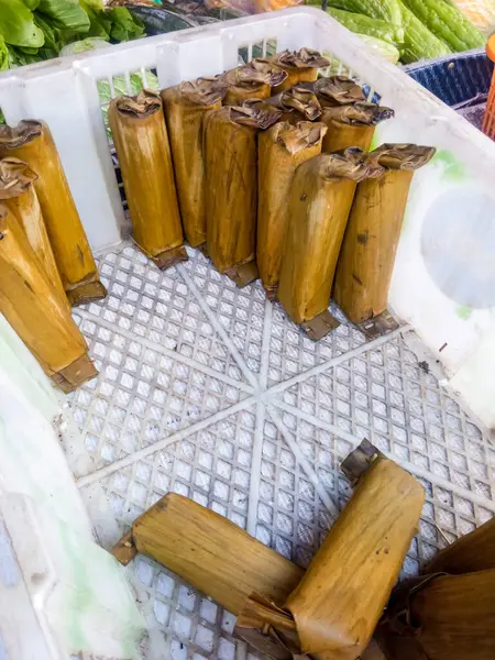 stock image Rice cakes wrapped in banana leaves are sold at the market