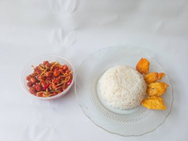 Kızarmış soya peynirli pilav. Beyaza izole edilmiş. Balado ançüez ve fıstık.