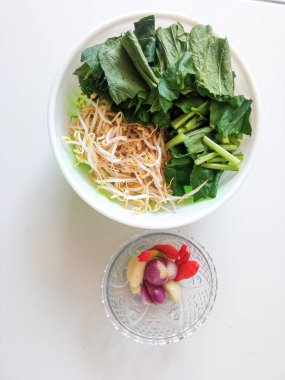 Hardal yeşillikleri ve filizleri beyazlar üzerinde izole edilir.