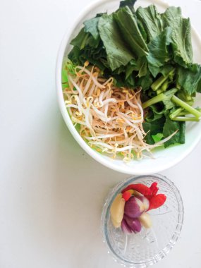 Hardal yeşillikleri ve filizleri beyazlar üzerinde izole edilir.