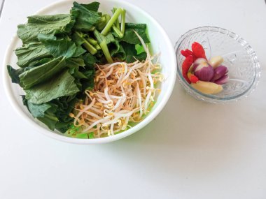 Hardal yeşillikleri ve filizleri beyazlar üzerinde izole edilir.