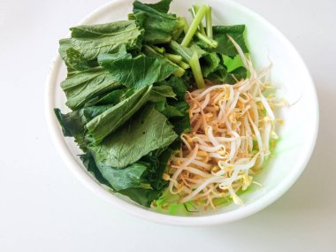 Hardal yeşillikleri ve filizleri beyazlar üzerinde izole edilir.