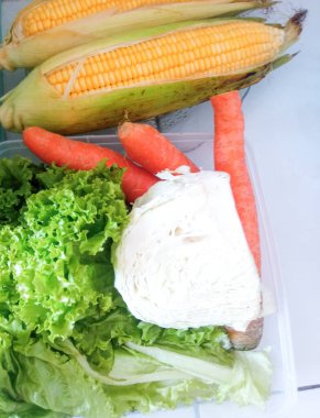 Havuç, marul ve lahana beyaza izole edilmiş.