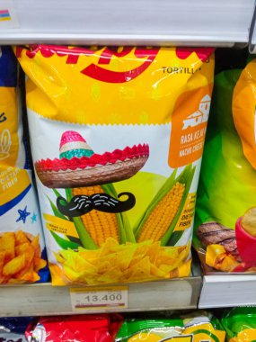 Surabaya, Endonezya 8 Ağustos 2024: Süpermarkette afiyet olsun.