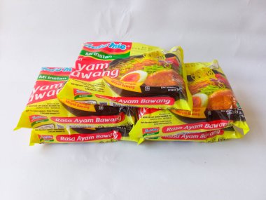 Surabaya, Endonezya - 8 Ağustos 2024. Indomie Kuah. Temiz beyaz arka planda izole edilmiş ayam bawang (tavuk aromalı) ile ünlü Endonezya hazır şehriye markası..