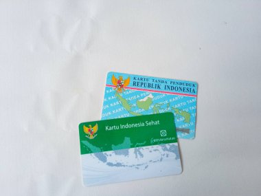 Surabaya, Endonezya - 8 Ağustos 2024: BPJS ve KTP gözetiminde Endonezya Sağlık Kartı (Endonezya Sağlık Kartı) bulundurmak)