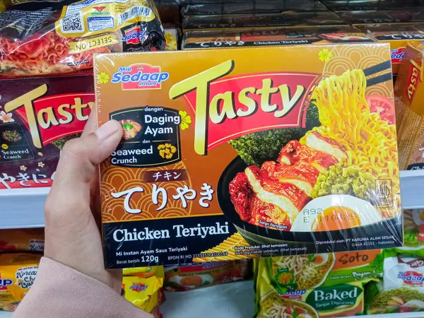 Surabaya, Endonezya 8 Ağustos 2024: Mi Sedaap Tasty. Teriyaki usulü tavuk. Süpermarkette.