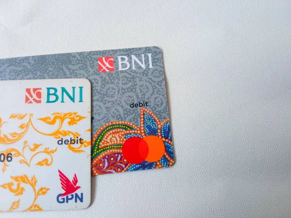 Surabaya, Endonezya 8 Ağustos 2024: BNI ATM kartları beyaza izole edildi