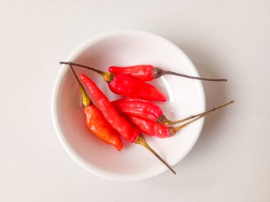 Kabın içindeki kırmızı biber beyaza izole edilmiş.