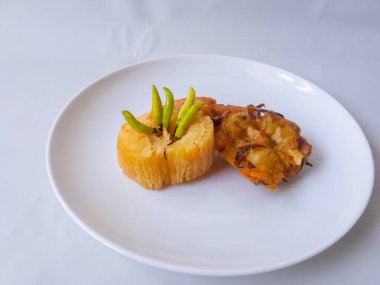 Gorengan: Kızarmış yiyecekler Endonezya 'daki en popüler abur cuburlardan biridir. Endonezya sokak yemekleri. Siyah arka plan..