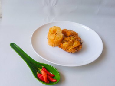 Gorengan: Kızarmış yiyecekler Endonezya 'daki en popüler abur cuburlardan biridir. Endonezya sokak yemekleri. Siyah arka plan..