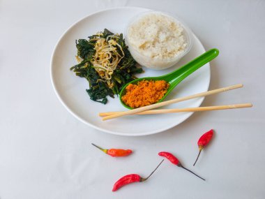 Sayur 'u uyandır. Sağlıklı ve geleneksel Endonezya yemekleri beyaza izole edilmiş