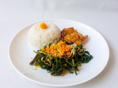 Sayur 'u uyandır. Sağlıklı ve geleneksel Endonezya yemekleri beyaza izole edilmiş
