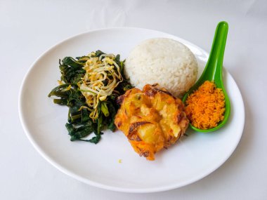 Sayur 'u uyandır. Sağlıklı ve geleneksel Endonezya yemekleri beyaza izole edilmiş