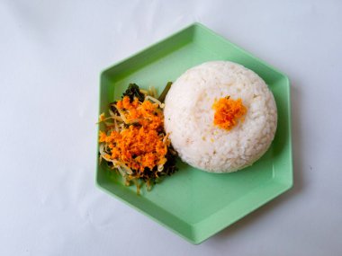 Sayur 'u uyandır. Sağlıklı ve geleneksel Endonezya yemekleri beyaza izole edilmiş