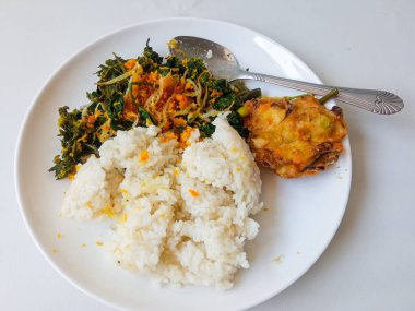 Sayur 'u uyandır. Sağlıklı ve geleneksel Endonezya yemekleri beyaza izole edilmiş