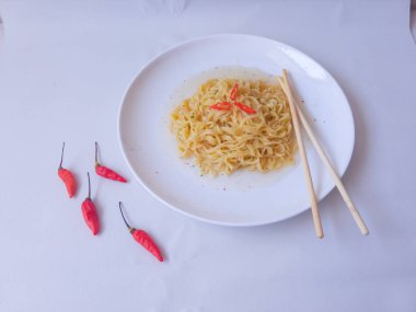 Indomie Rebus Ayam Bawang. Tavuklu sarımsaklı çorba Anında Şehriye Lezzetli ve biberli beyaz yalıtkan